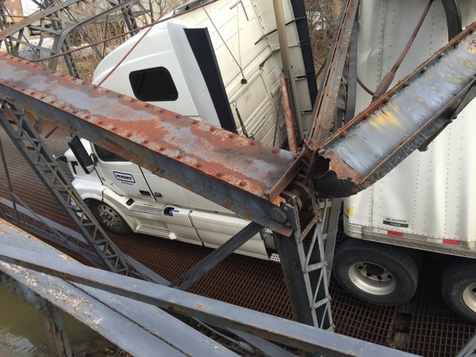 Una camionera destruye un puente...