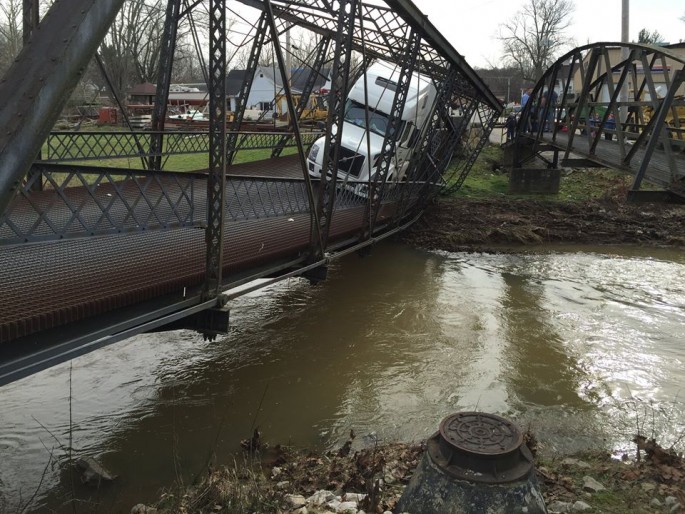 Una camionera destruye un puente...