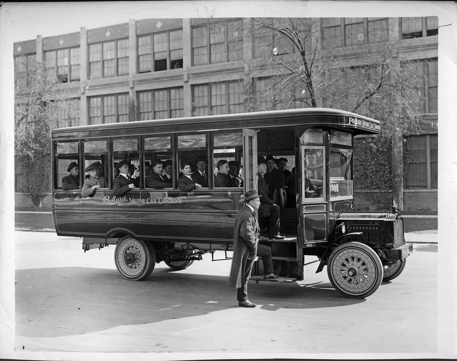 Маршрутные истории. Первый автобус. Первый автобус в мире. Самый первый автобус в мире. Самый первый транспорт.