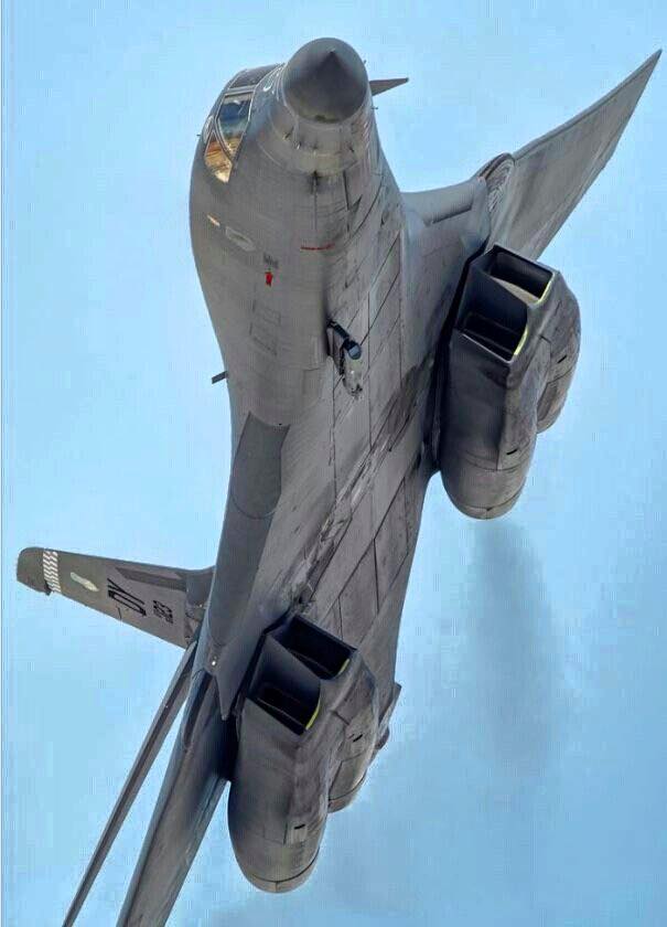 Click image for larger version

Name:	b1flyin.jpg
Views:	92
Size:	42.1 KB
ID:	1144537