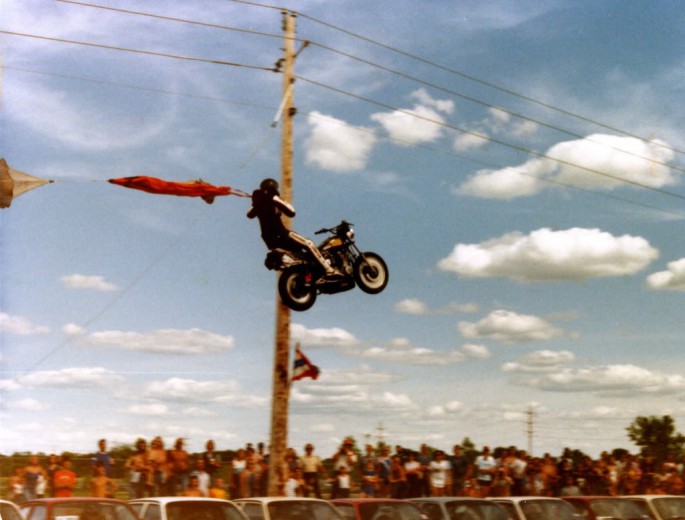 Historic Motorcycle Jump Fail Caught on Film – Jumping John Holland’s Failed Leap Over 50 Chevettes