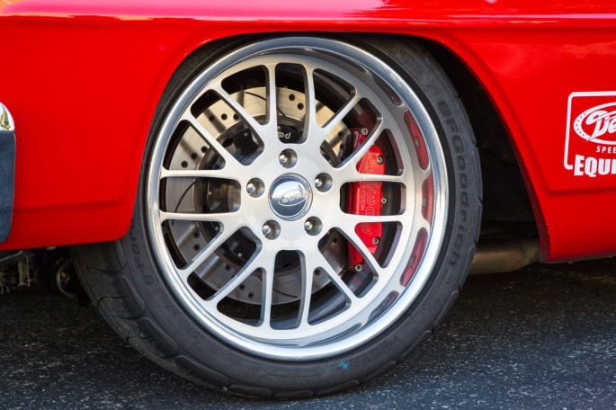 14" Wilwood Disc Brakes front and rear are clamped by 6 piston and 4 piston Superlite calipers respectively.