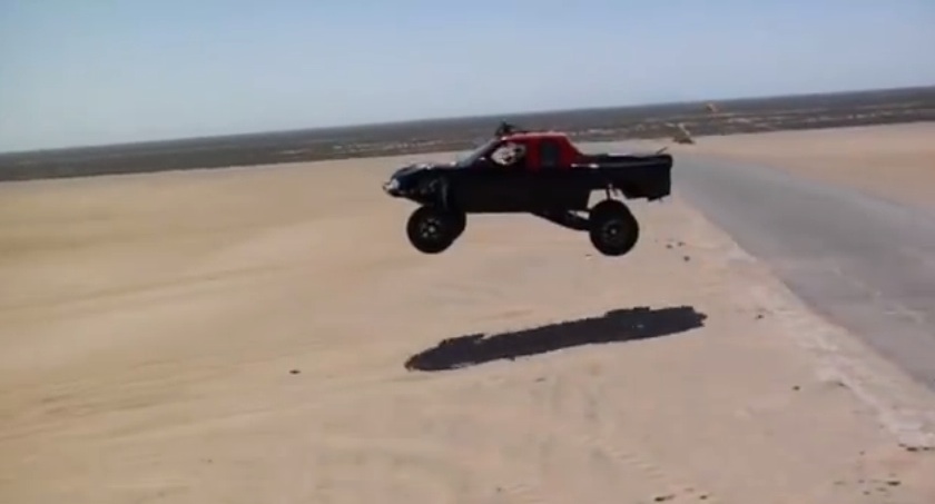 Watch A Trophy Truck Jump The Seifert Canal At Glamis! CRAZY!!!!