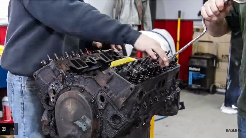 Best of BS 2015: Watch This Awesome Video Of A Chevy 350 Getting Torn Down, Cleaned Up, And Rebuilt – All In Four Minutes!