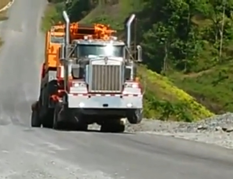 Watch This 600hp Kenworth Grunt A Mobile Crane Up A Steep Hill – Wheels Up Action!