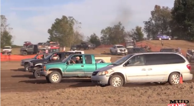 Five-Wide Dirt Drag Racing Footage From The 2014 Kleinschmidt Nationals