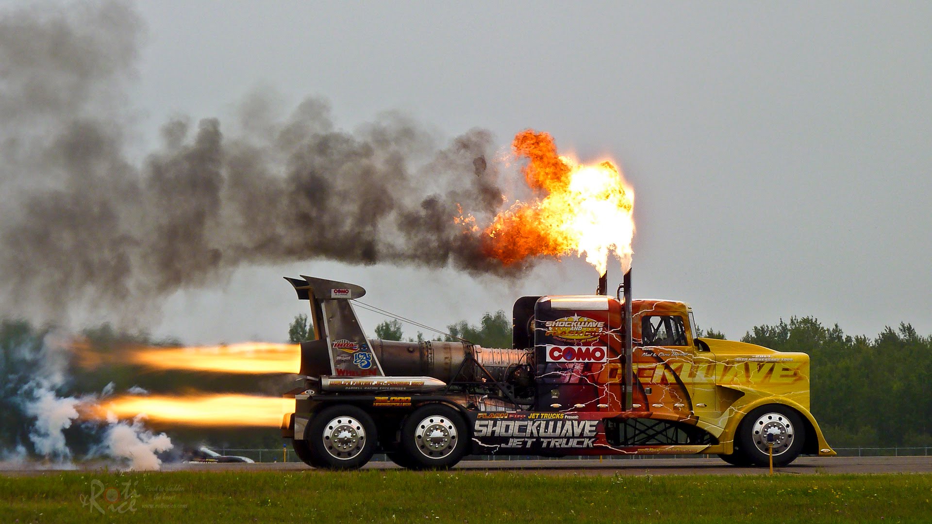 Missouri Police Respond To Plane Crash Only To Find Shockwave Jet Peterbilt – This Is AWESOME