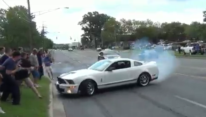 Watch This Hot Shoe Drive His Shelby GT500 Into A Crowd While Leaving A Car Show – No One Hurt