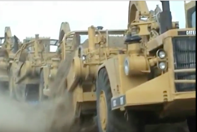 Diesel, Dirt, and Torque: Watch These Caterpillars Move 300,000lbs Of Dirt At A Swipe!