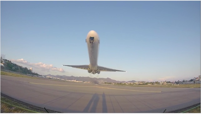 Too Close For Comfort: What It Looks Like When A MD-80 Takes Off Feet Above Your Head!