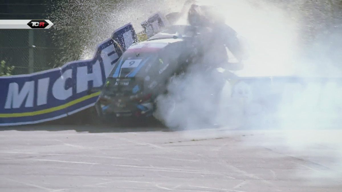 Major Imapct Video: Touring car piledrives track barriers after a tire failure at Spa