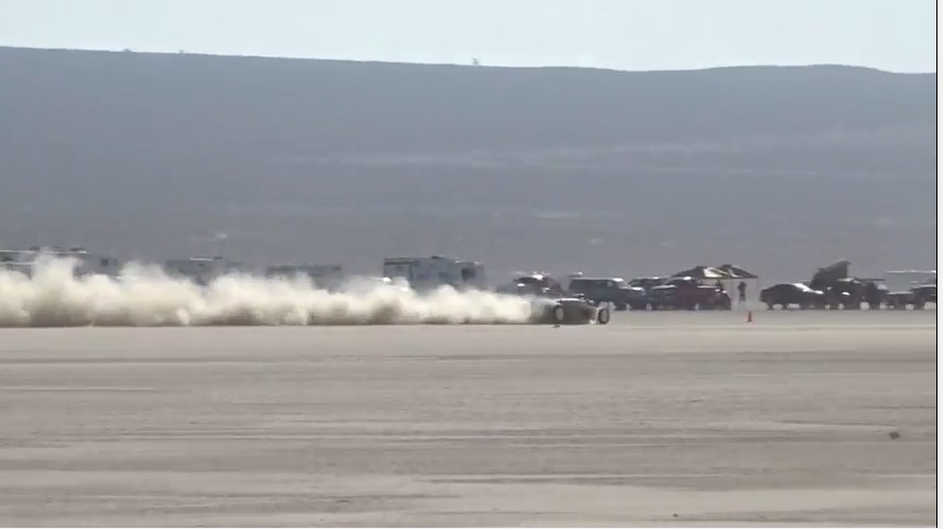 Watch The Mighty 911 Blown Fuel Roadster Thunder Across El Mirage At 255 MPH – Glorious Noise