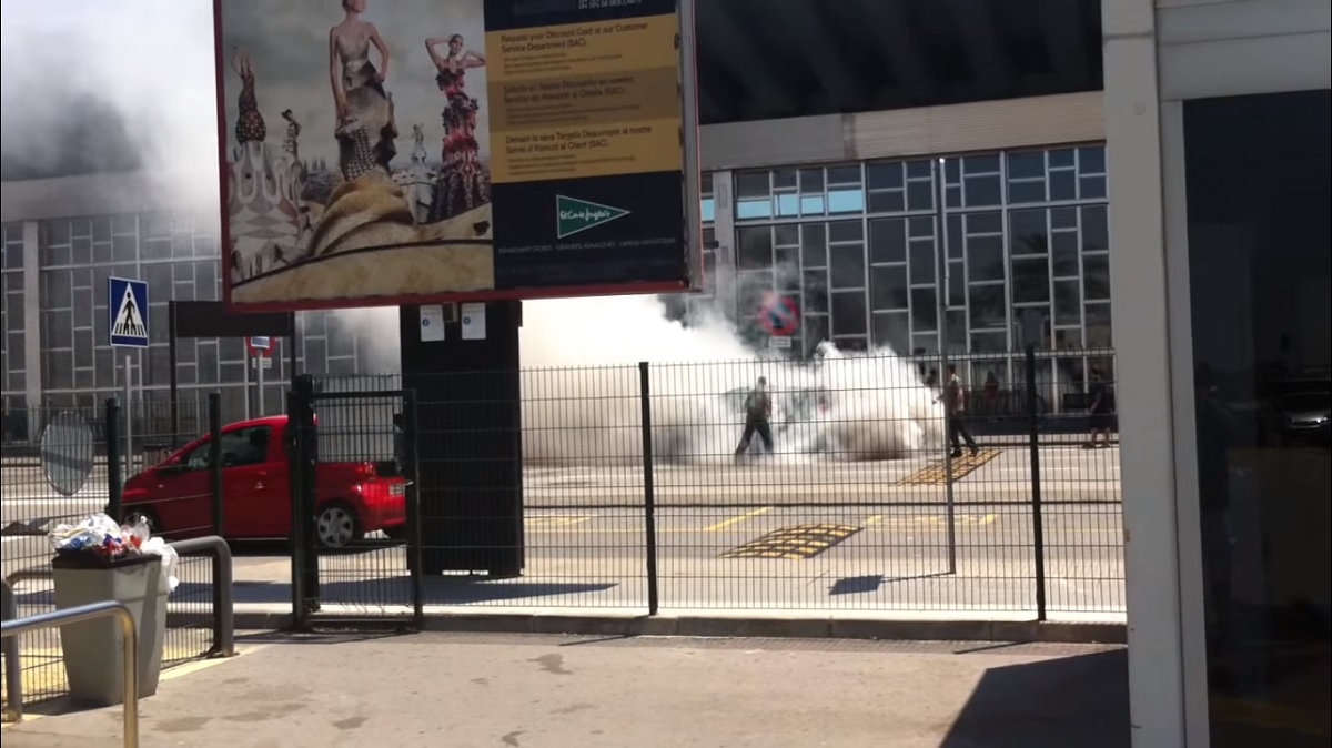 This Renault Driver Had a Very Bad Day At a Spanish Airport