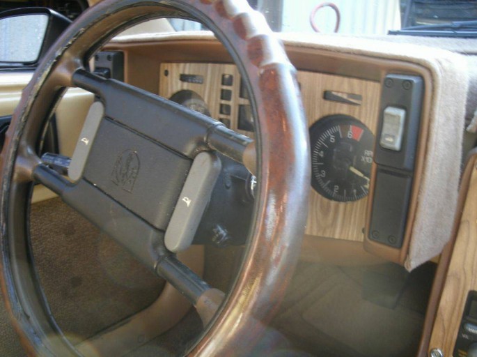 V8_Fiero_Interior