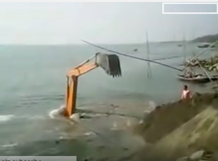This Is The Wrong Way To Load An Excavator Onto A Boat – Unreal