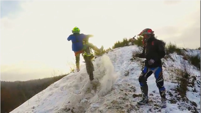 Snow Riding Fun: Blasting Through The Woods In The Middle Of Winter Looks Awesome!