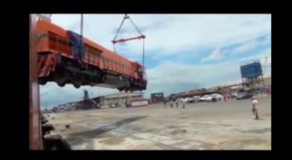 Can A Locomotive Bounce? This Failed Attempt At Moving One With A Crane Gives Us The Answer!