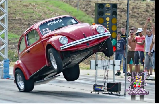 The Beetle That Killed The Tree – Watch This VW Take Down The Christmas Tree In Brazil