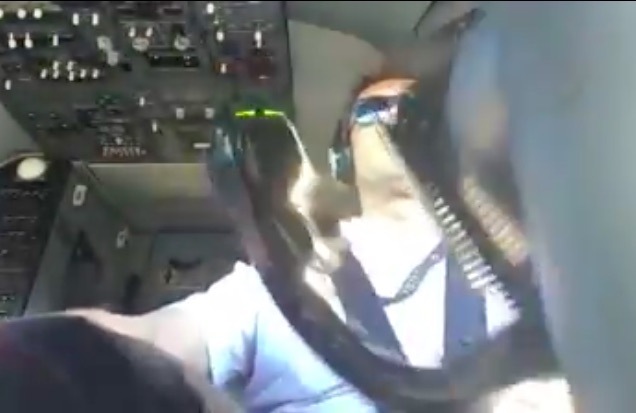 Earning That Pay: Watch This 737 Pilot Work The Hell Out Of The Flight Controls On Landing!