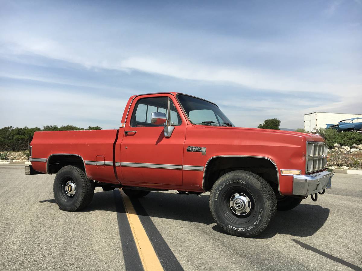 This 1981 GMC 4×4 Short Bed Speaks To Us. Low Mileage, 4×4, 6.2L Diesel, And More.