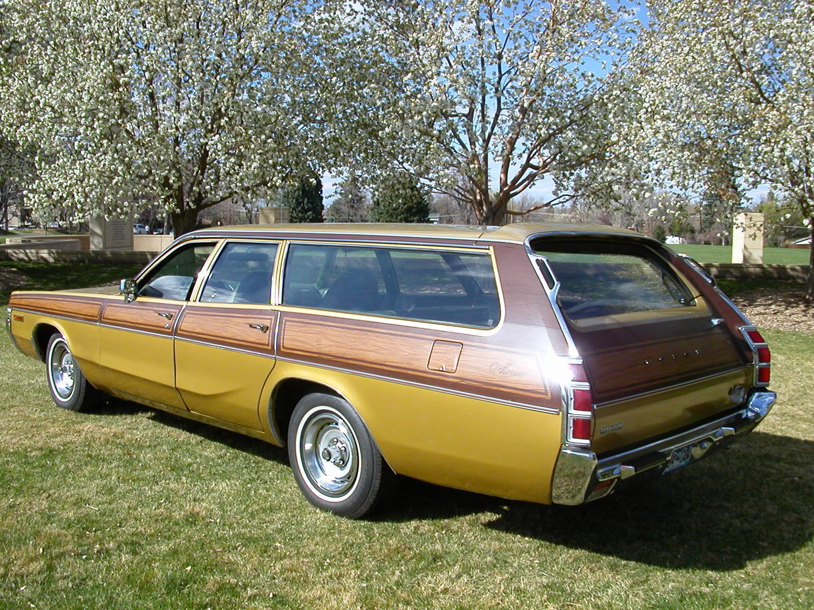 Ebay ad featuring this awesome 1972 dodge monaco wagon. 