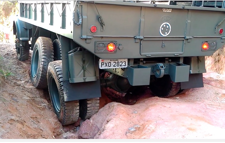 Check Out This 1971 6×6 Mercedes LG-1213 Brazilian Army Truck Take On A Tough Trail – Needs Lockers!