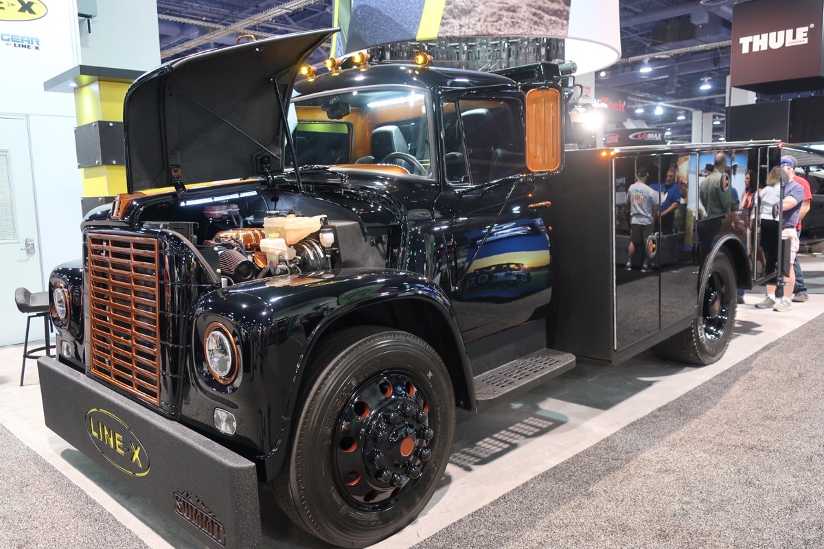 SEMA 2017 Coverage: This 1973 International Loadstar Is The Work Truck From Hell(cat)