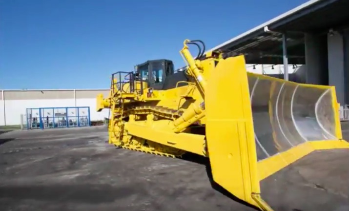 Monster Garage: Watch This Quarter Million Pound Komatsu D475 Get Rebuilt In Time Lapse