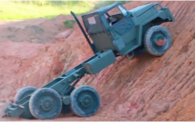 Check Out This 6×6 Engesa EE-25 Army Truck And It’s Freaky Boomerang Rear Suspension In Action