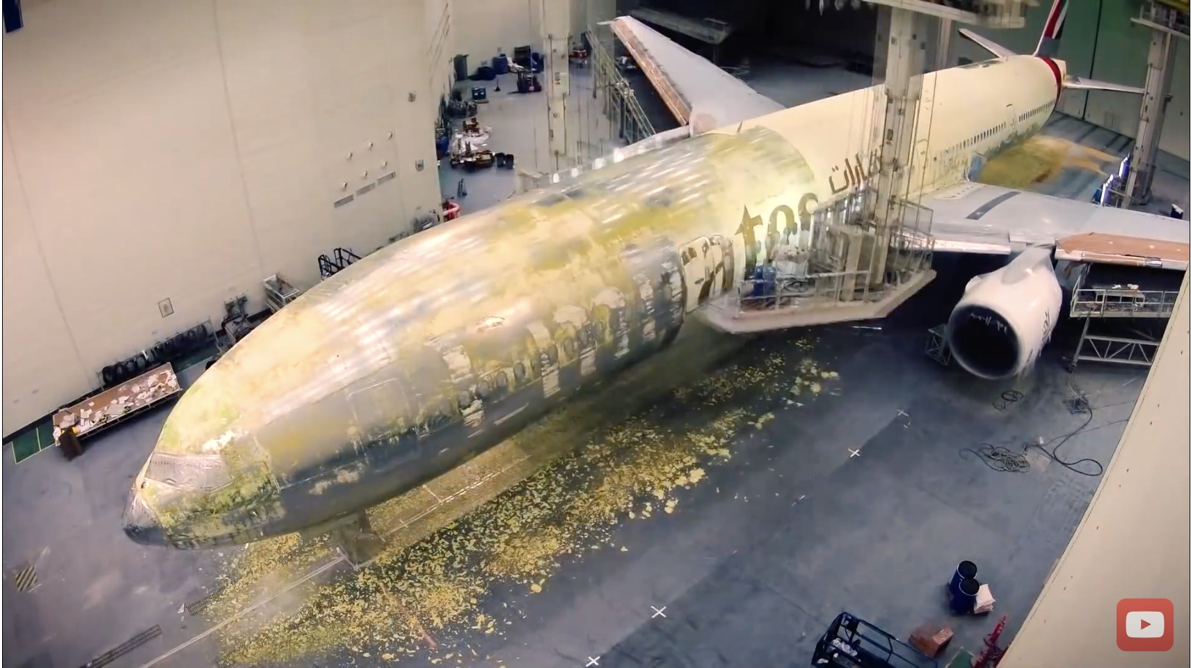 Painting On A Massive Scale: Watch This Timelapse Of An Emirates Boeing 777-200 As It Gets A New Coat!