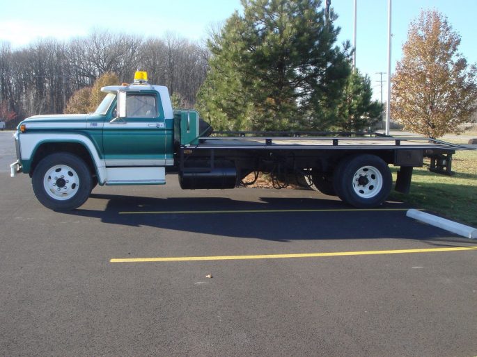 Bangshift Com This 1974 Ford F 600 Rollback Truck Is Glorious Anyone Need A Neat Car Hauler Bangshift Com