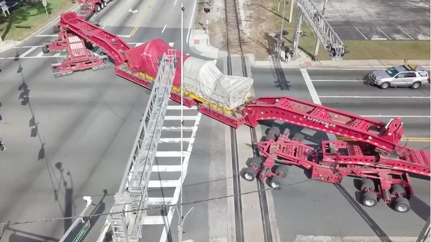 Watch This Massive Heavy Haul Load Make A 90-Degree Right Perfectly