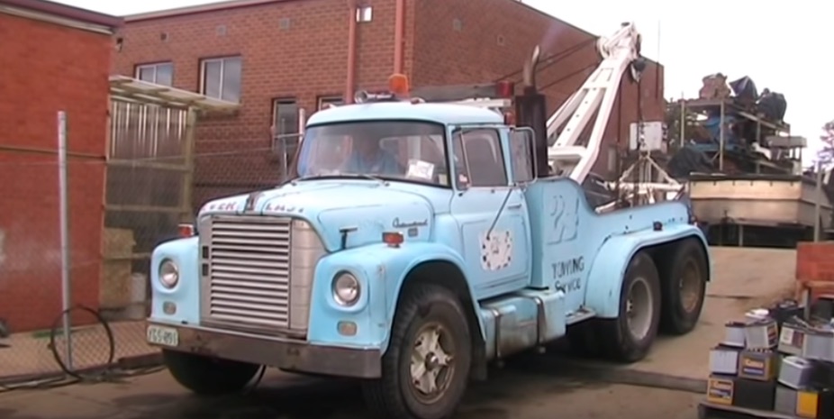 Best of 2019: Watch This Aussie Wrecker Operator Drive A 6-53 Detroit Diesel Powered International Like A Maestro