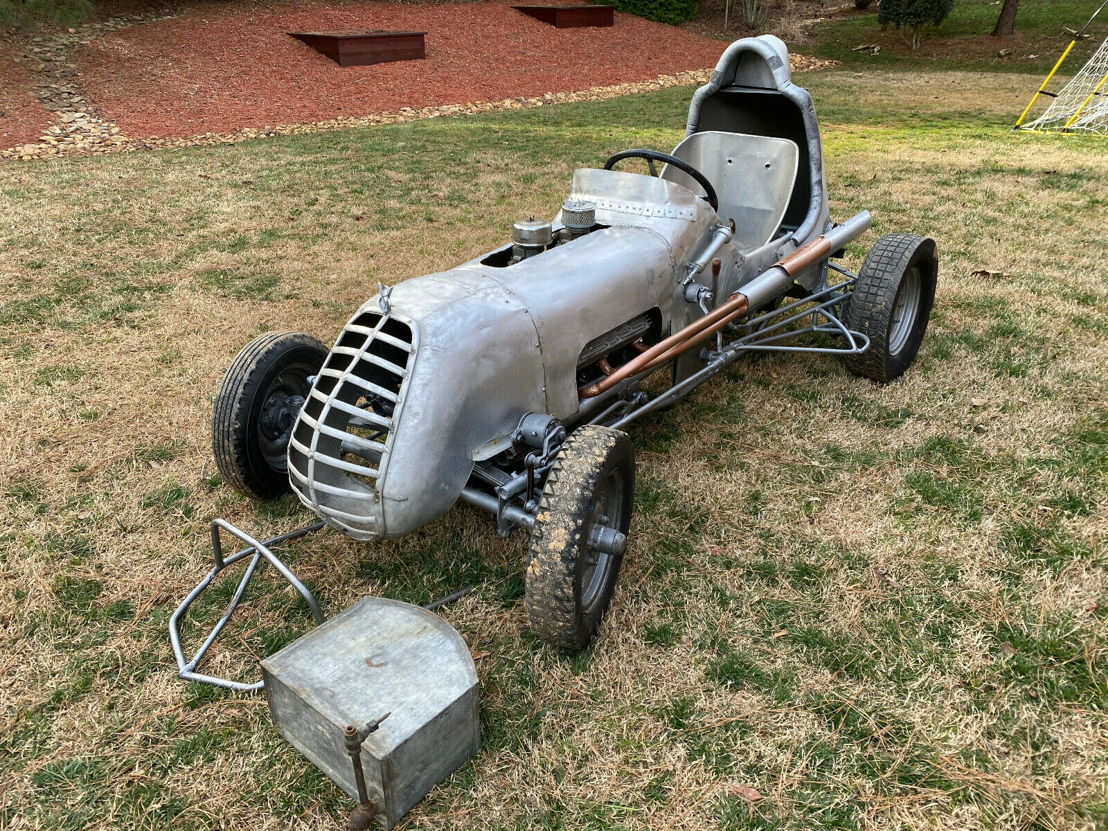 1940s Midget Racer Has An Empty Flathead Engine 