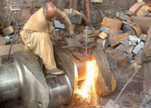 Watch These Guys Cut Up A Ship’s Crankshaft Then Re-Forge And Machine It Into Another Crankshaft!